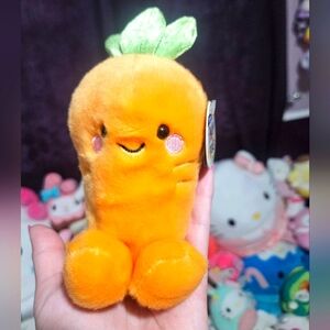 NWT Cheerful Carrot Palm Pals Cravings